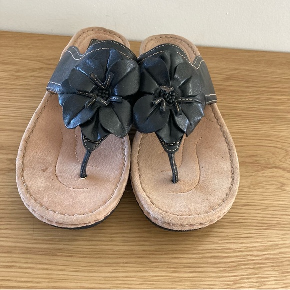 Clarks Size 11 Black Floral Thong Sandals - Picture 6 of 8